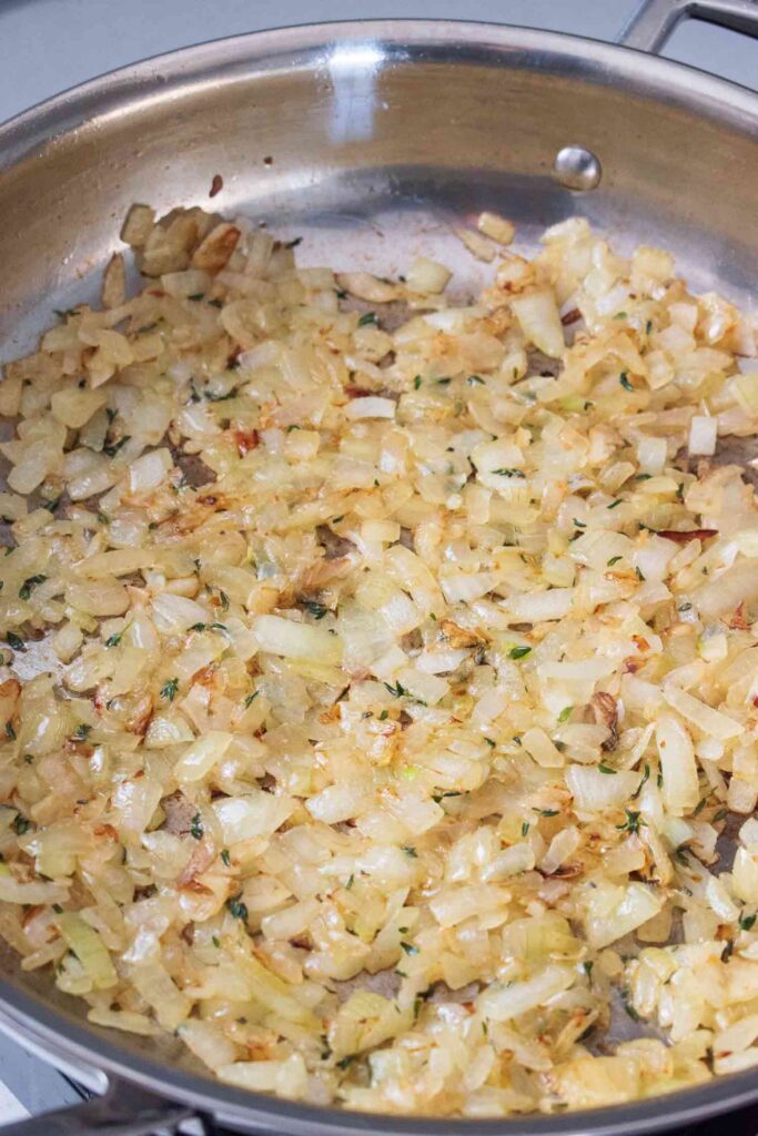 Onions in a pan fried with a golden colour #pap #paptert