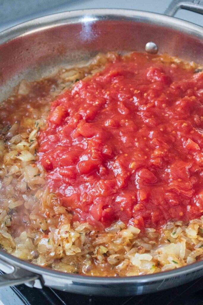 Fried golden onions with a dash of tomato relish on top in a pan #pap #paptert